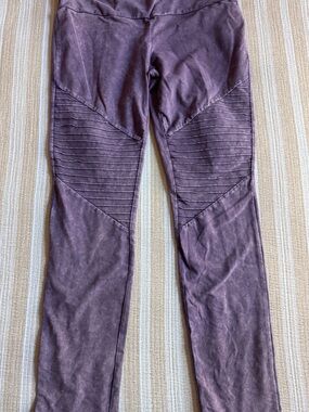 ENTRO LEGGINGS in Plum With Detailed Pattern SZ Large